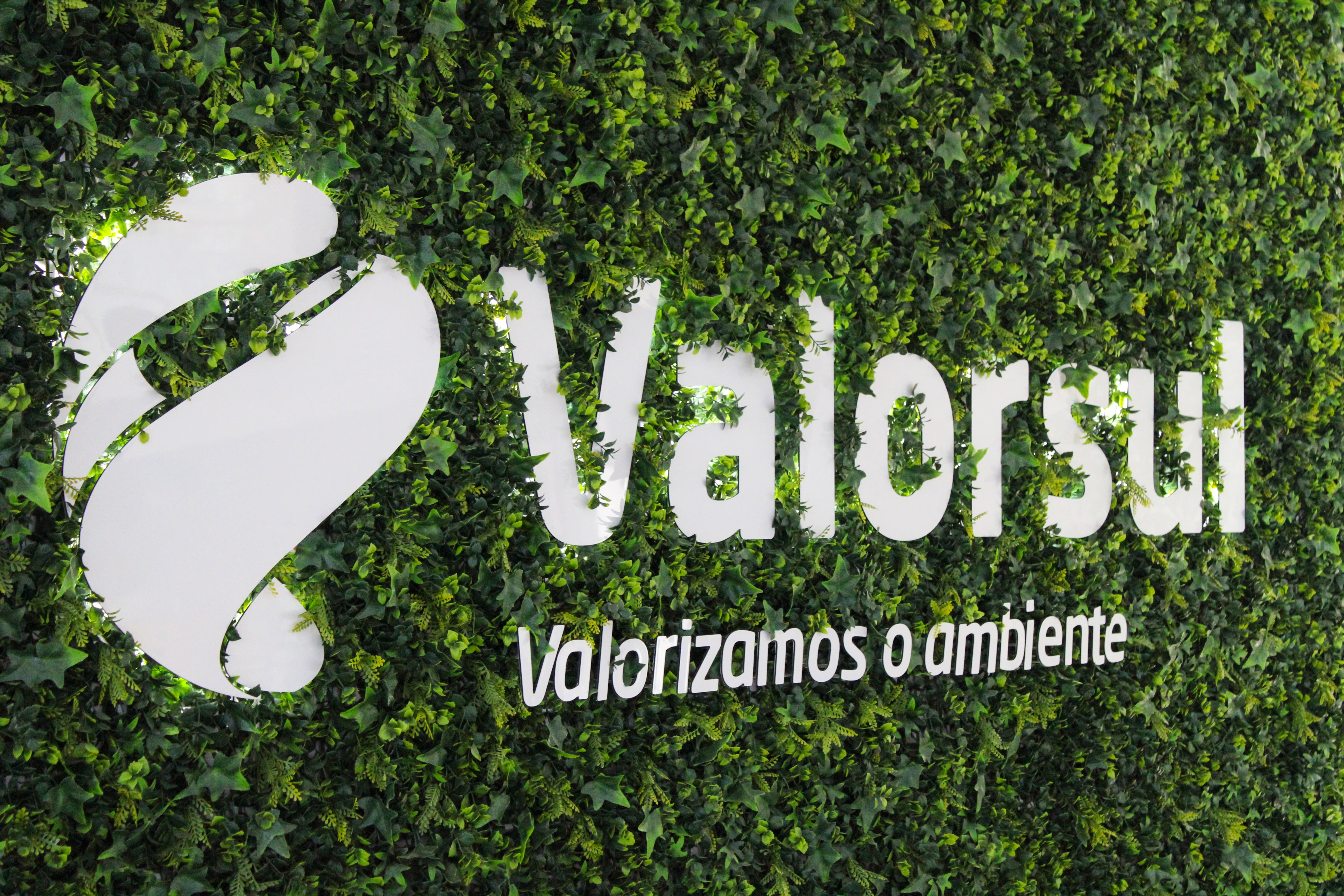 Delegação da AIP visita a Valorsul. Empresa gere a valorização energética de resíduos de dois milhões de habitantes